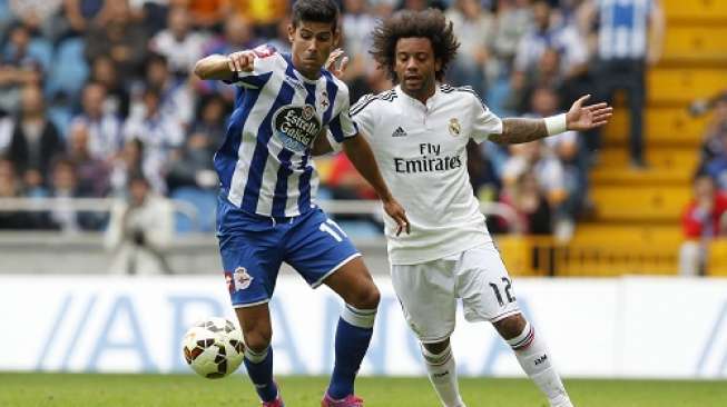 Bek Madrid, Marcelo (kanan) ditempel pemain La Coruna. (reuters/Miguel Vidal)