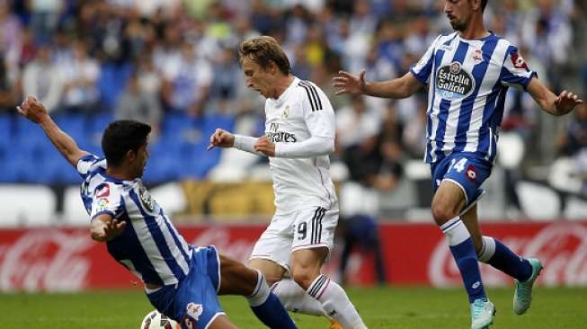 Pemain Real Madrid Luka Modric (tengah) berebut bola dengan pemain La Coruna. (Reuters/Miguel Vidal)