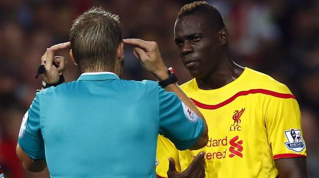 Pemain Liverpool Mario Balotelli (kanan) memprotes keputusan wasit Craig Pawson saat The Reds ditumbangkan West Ham 3-1 di Boleyn Ground [Reuters/Andrew Winning]