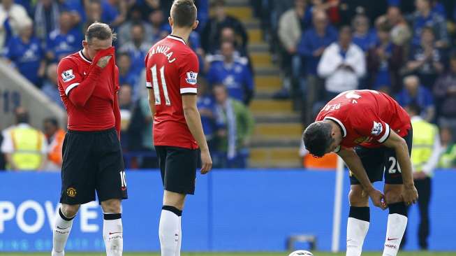 Ekspresi tiga punggawa Manchester United Wayne Rooney(kiri), Adnan Januzaj (tengah), Robin van Persie (kanan) setelah gawang MU kembali dijebol Leicester City. Dalam pertandingan tersebut Leicester menang dengan skor 5-3 [Reuters/Darren Staples]