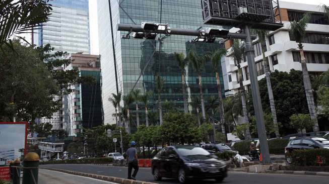 Pemasangan fondasi gate Electronic Road Pricing (ERP) di jalan Rasuna Said Kuningan Jakarta, Senin (22/9). [suara.com/Kurniawan Mas'ud]