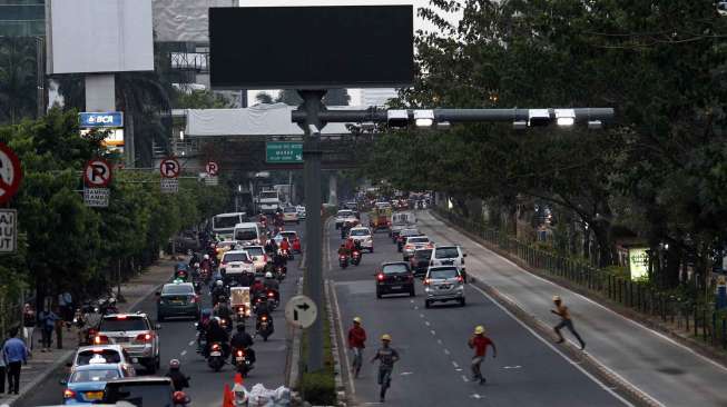 Pemasangan fondasi gate Electronic Road Pricing (ERP) di jalan Rasuna Said Kuningan Jakarta, Senin (22/9). [suara.com/Kurniawan Mas'ud]