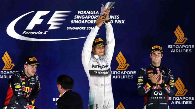 Pebalap asal Inggris Lewis Hamilton berhasil finis pertama di Grand Prix Formua 1 di Singapura, Minggu (21/9). [Reuters/Pablo Sanchez] 