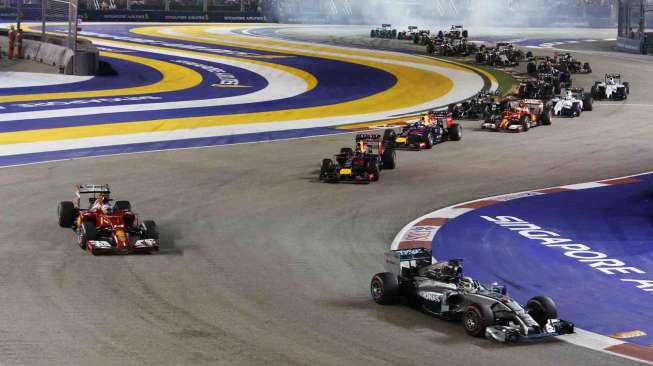 Pebalap asal Inggris Lewis Hamilton berhasil finis pertama di Grand Prix Formua 1 di Singapura, Minggu (21/9). [Reuters/Edgar Su] 