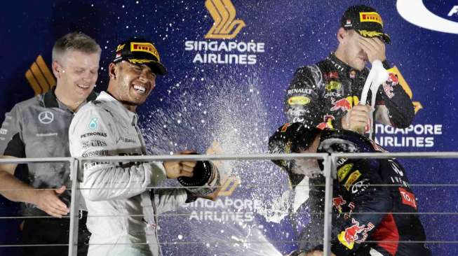 Pebalap asal Inggris Lewis Hamilton berhasil finis pertama di Grand Prix Formua 1 di Singapura, Minggu (21/9). [Reuters/Tim Chong] 