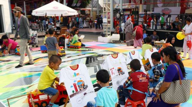 Wahana bermain bagi anak-anak pengunjung Indonesia International Motor Show (IIMS) di JlExpo Kemayoran Jakarta, Minggu (21/9). [suara.com/Rengga Satria]