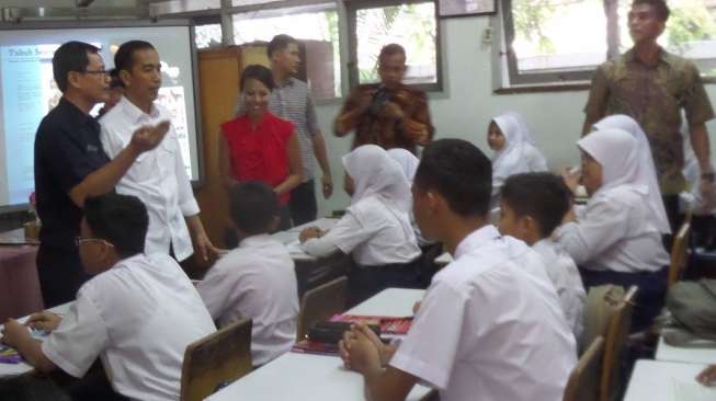 Jokowi berdialog dengan siswa SMPN 277, Rawa Badak, Koja, Jakarta Utara. [suara.com/Bagus Santosa]