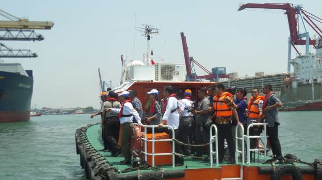 Gubernur DKI Jakarta Joko Widodo (Jokowi) meninjau Pelabuhan Tanjung Priok. [suara.com/Bagus Santosa]