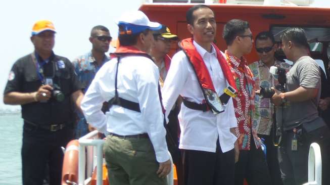 Gubernur DKI Jakarta Joko Widodo (Jokowi) meninjau Pelabuhan Tanjung Priok. [suara.com/Bagus Santosa]