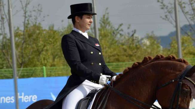 Atlet berkuda Indonesia Larasati Gading mengendalikan kudanya pada nomor Tunggang Serasi Asian Games ke-17 di Dream Park Equestrian Veneu, Incheon, Korsel, Selasa (23/9).[Antara/Saptono]