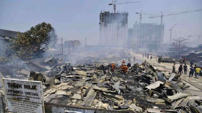 Petugas pemadam kebakaran memadamkan api yang membakar sejumlah rumah warga di kawasan Cipinang Besar Utara, Jatinegara, Jakarta Timur, Rabu (24/9). [Antara/Widodo S. Jusuf]