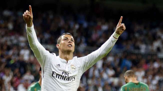 Cristiano Ronaldo usai mencetak gol dalam pertandingan La Liga Spanyol antara Real Madrid dan Elche di Madrid, Selasa (23/9).  Ronaldo mencetak quatrick dalam pertandingan tersebut. [Reuters/Sergio Perez]