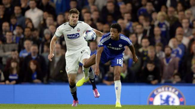Pemain Chelsea Loic Remy (kanan) berebut bola dengan pemain Bolton Dorian Dervite [Reuters/Philip Brown]