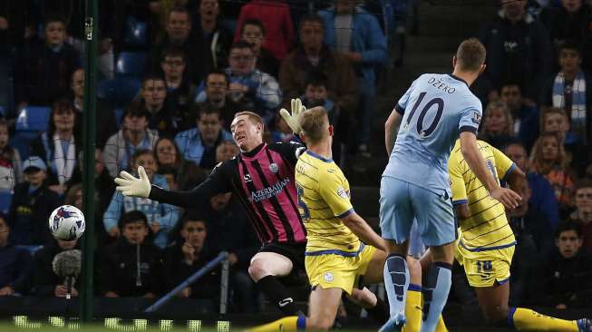 Pemain Manchester City Edin Dzeko (kedua dari kanan) menjebol gawang Sheffield yang dikawal Chris Kirkland (kiri) [Reuters/Andrew Yates]