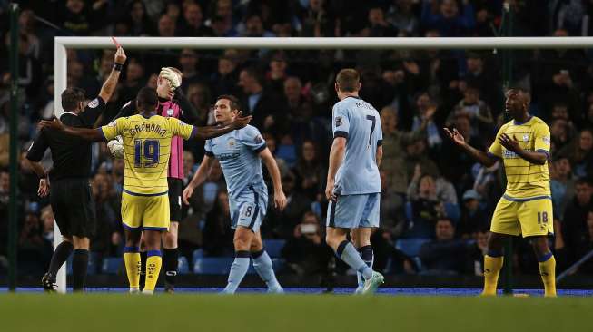 Pemain Sheffield Kamil Zayatte (kanan) diganjar kartu merah oleh wasit [Reuters/Andrew Yates]