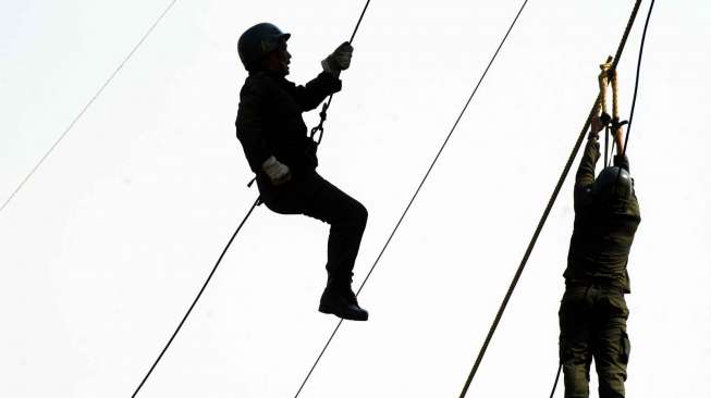 Peserta pendidikan bela negara melakukan aksi turun menggunakan tali (rappelling) usai upacara penutupan pendidikan pendahuluan bela negara di Kawasan  Monas Jakarta, Kamis (25/9). [Antara/Wahyu Putro A]