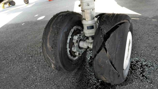 Ban pesawat Sriwijaya Air yang pecah setelah terjadi pendaratan keras di landasan Bandar Udara Internasional Sultan Hasanuddin, Makassar, Sulsel, Kamis (25/9). [Antara/Rezky Purwono] 