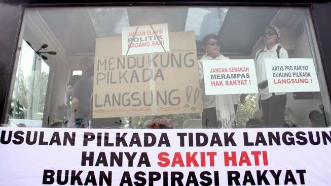 Aksi unjuk rasa menolak RUU Pilkada  di depan Gedung DPR/MPR Jakarta, Kamis (25/9). Unjuk rasa tersebut terkait penetapan RUU Pilkada yang akan disahkan hari ini. [suara.com/Rengga Satria]