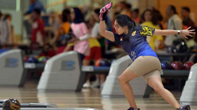 Atlet bowling putri Indonesia Cheya Chantika melempar bola pada kelas Duet Putri Asian Games ke-17 di Anyang Hogye Gymnasium, Incheon, Korsel, Jumat (26/9). [Antara/Saptono]