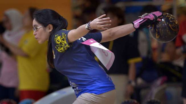 Atlet bowling putri Indonesia Cheya Chantika melempar bola pada kelas Duet Putri Asian Games ke-17 di Anyang Hogye Gymnasium, Incheon, Korsel, Jumat (26/9). [Antara/Saptono]