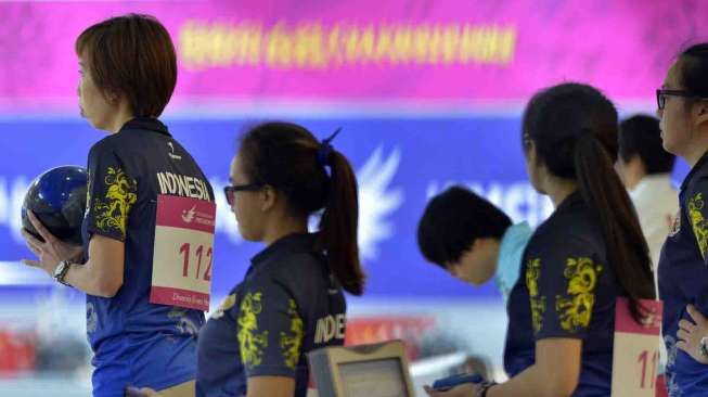 Atlet bowling putri Indonesia  Novie Phang (kiri) bersiap melempar bola pada kelas Duet Putri Asian Games ke-17 di Anyang Hogye Gymnasium, Incheon, Korsel, Jumat (26/9). [Antara/Saptono]