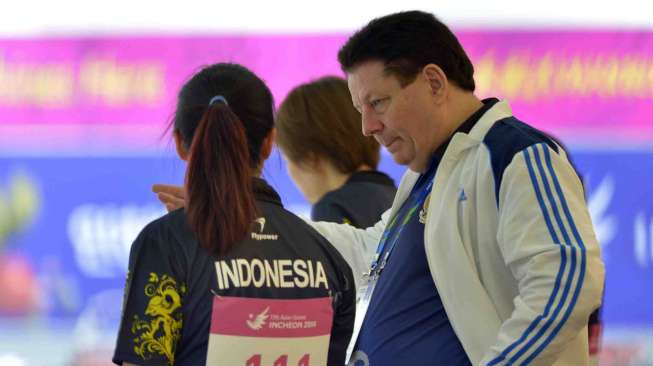 Pelatih bowling Indonesia Sid Allen (kanan) memberi instruksi kepada atlet bowling putri ketika pertandingan pada kelas Duet Putri Asian Games ke-17 di Anyang Hogye Gymnasium, Incheon, Korsel, Jumat (26/9). [Antara/Saptono]