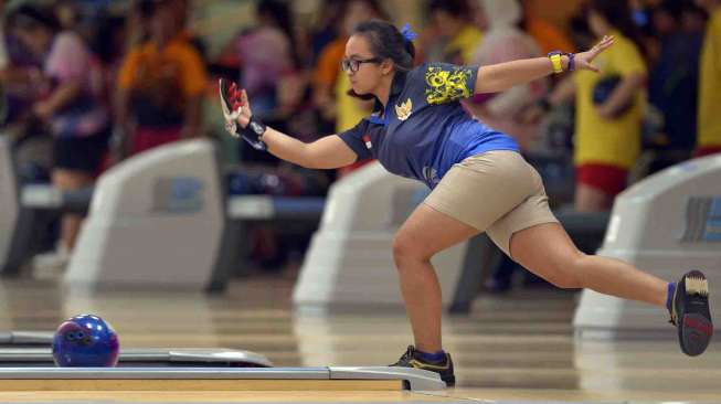 Atlet bowling putri Indonesia Nabila Alisha Larasati melempar bola pada kelas Duet Putri Asian Games ke-17 di Anyang Hogye Gymnasium, Incheon, Korsel, Jumat (26/9). [Antara/Saptono]