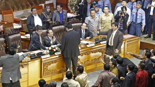 Rapat Paripurna pengambilan keputusan penetapan RUU Pilkada berlangsung ricuh di ruang sidang Nusantara II DPR RI Jakarta, Jumat (26/9) dinihari. [suara.com/Kurniawan Mas'ud]