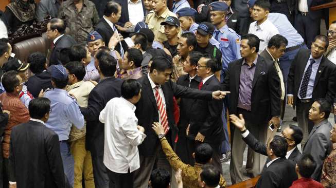 Rapat Paripurna pengambilan keputusan penetapan RUU Pilkada berlangsung ricuh di ruang sidang Nusantara II DPR RI Jakarta, Jumat (26/9) dinihari. [suara.com/Kurniawan Mas'ud]