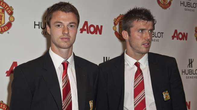 Pemain Manchester United Jonny Evans (kiri). [Shutterstock]