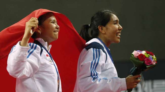 Ganda putri Indonesia Nitya Krishinda dan Gresya Polii mengalahkan pasangan Jepang Matsutomo dan Takahashia pada final perorangan Ganda Putri Asian Games ke-17 di Gyeyang Gymnasium, Incheon, Korsel, Sabtu (27/9). [Reuters/Olivia Harris]