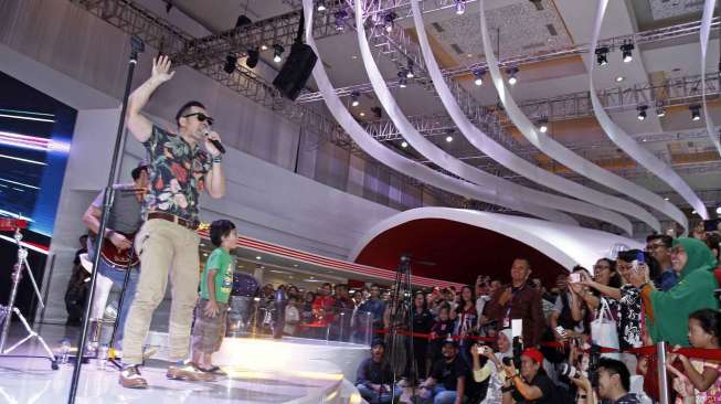 Band Naif tampil heboh menghibur penonton saat berlangsungnya Indonesia International Motor Show (IIMS) 2014 di JIexpo Kemayoran Jakarta, Sabtu (27/9). [suara.com/Kurniawan Mas'ud]