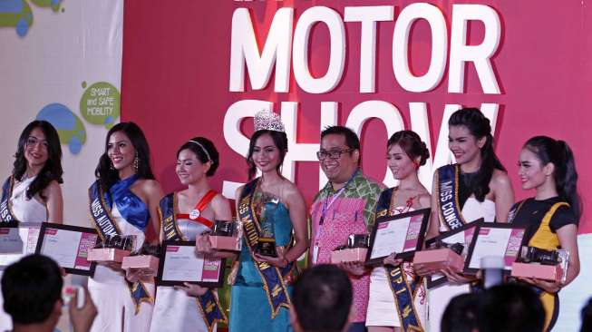 Delegasi Daihatsu Febrizky dinobatkan menjadi Miss Motor Show 2014 pada perayaan penutupan IIMS 2014, Sabtu (27/9). [suara.com/Kurniawan Mas'ud]