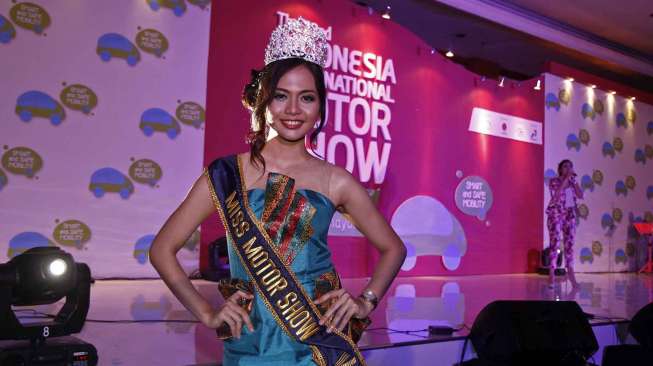 Delegasi Daihatsu Febrizky dinobatkan menjadi Miss Motor Show 2014 pada perayaan penutupan IIMS 2014, Sabtu (27/9). [suara.com/Kurniawan Mas'ud]