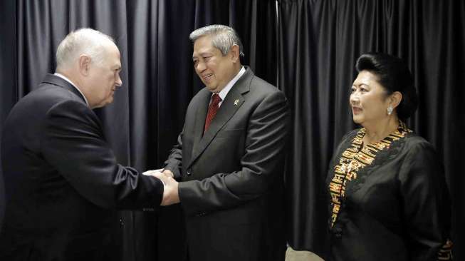 Presiden Susilo Bambang Yudhoyono didampingi Ibu Negara Ani Yudhoyono (kanan) mendapat ucapan selamat memberi kuliah umum di George Washington University (GWU), Washington DC, Amerika Serikat, Jumat (26/9) waktu setempat. [Rumgapres/Abror]