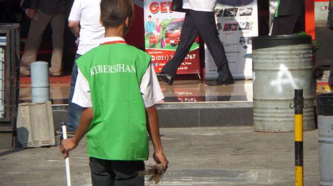 Ramai Di Twitter Kisah Haru Cleaning Service Kerja Meski Ibunya Meninggal