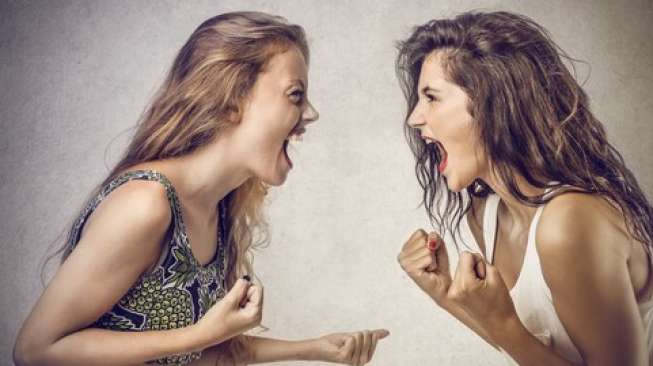 Ilustrasi dua perempuan sedang bertengkar. (Shutterstock)