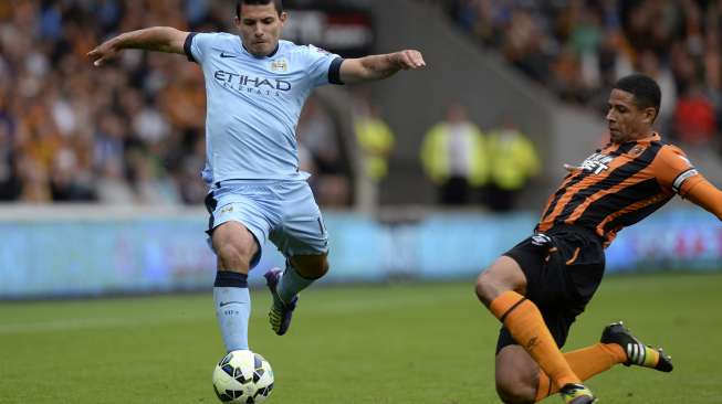 Laju Pemain Manchester City Sergio Aguero coba dihentikan pemain Hull [Reuters/Philip Brown]