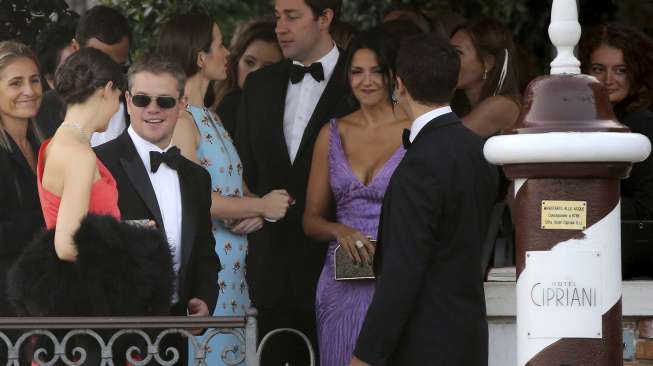 Aktor Matt Damon dan istrinya adalah salah satu tamu yang menghadiri resepsi pernikahan George Clooney-Amal Alamuddin di Hotel Aman, Grand Canal Venesia, Sabtu (27/9/2014). (Reuters/Alessandro Bianchi) 