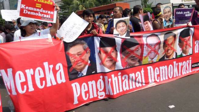 Warga membentangkan spanduk menolak Pilkada lewat DPRD di acara Car Free Day, Bundaran HI, Jakarta [suara.com/Bowo Raharjo]