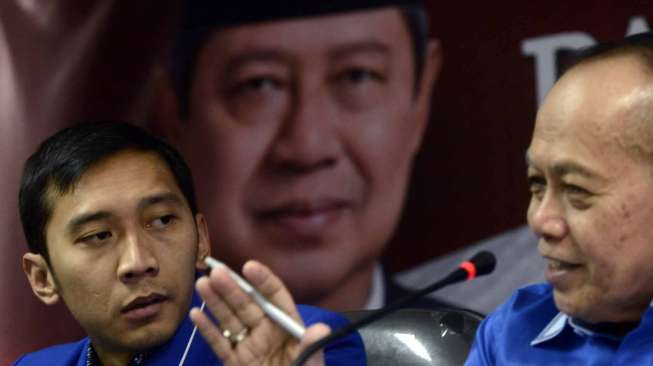 Ketua Harian DPP Partai Demokrat Syarief Hasan (kanan) bersama Sekjen Partai Demokrat Edhie Baskoro Yudhoyono memberi keterangan pers di kantor DPP Partai Demokrat, Jakarta, Senin (29/9). [Antara/Fanny Octavianus]