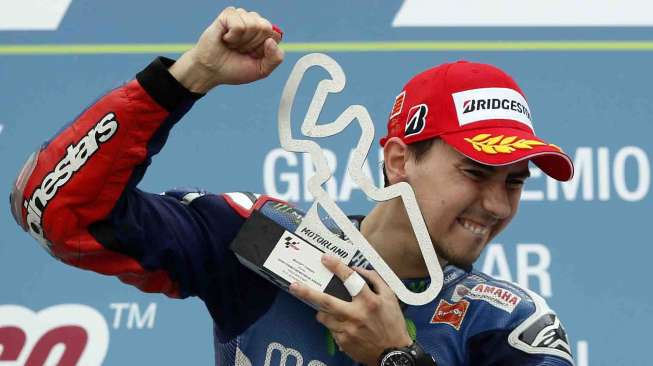 Pebalap asal Spanyol dari tim Yamaha Jorge Lorenzo berhasil memenangkan balapan di sirkuit Aragon di Alcaniz, Spanyol, Minggu (28/9). [Reuters/Albert Gea]