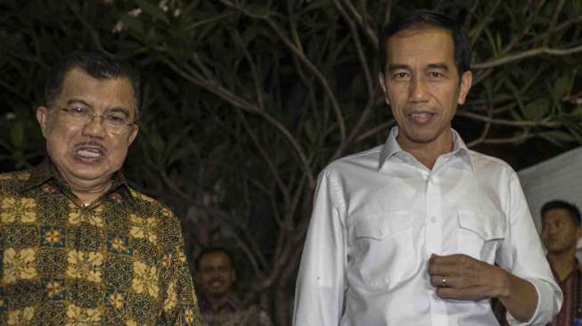 Widodo (kanan) dan Wakil Presiden Terpilih Jusuf Kalla memberi keterangan pers usai pembubaran kelompok kerja (pokja) Tim Transisi di Rumah Transisi, Jakarta, Minggu (29/9).  [Antara/Rosa Panggabean]