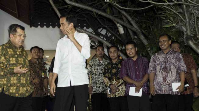 Presiden Terpilih Joko Widodo (kanan) dan Wakil Presiden Terpilih Jusuf Kalla memberi keterangan pers usai pembubaran kelompok kerja (pokja) Tim Transisi di Rumah Transisi, Jakarta, Minggu (29/9).  [Antara/Rosa Panggabean]