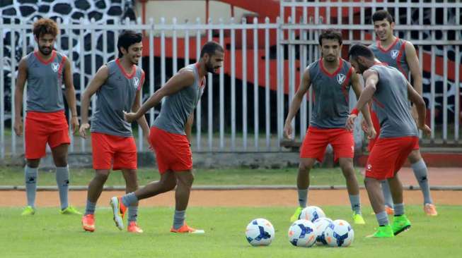 Para pemain Al Qadsia (Kuwait) saat melakukan ujicoba lapangan di Stadion Mandala Jayapura, Papua, Senin (29/9). [Antara/Roy Ratumakin]