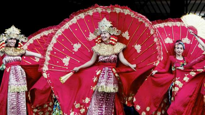 Penari memperagakan tarian di Gelora Bung Karno, Jakarta, Senin (29/9). [Antara/Rosa Panggabean]