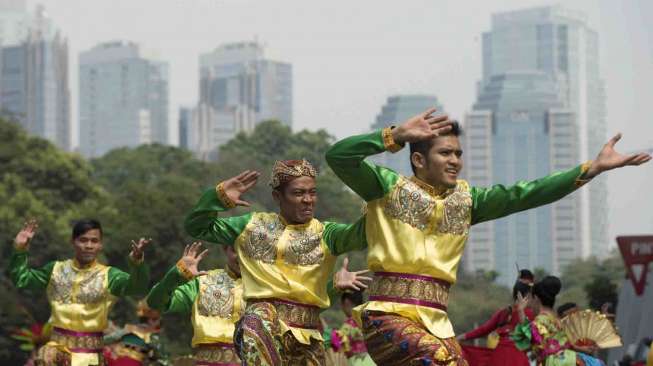 Penari memperagakan tarian di Gelora Bung Karno, Jakarta, Senin (29/9). [Antara/Rosa Panggabean]