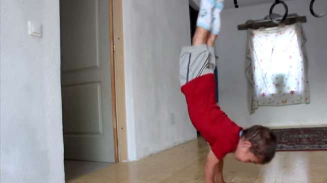 Video: Wow, Bocah Kecil Ini Bisa Push Up Sambil Angkat Badan