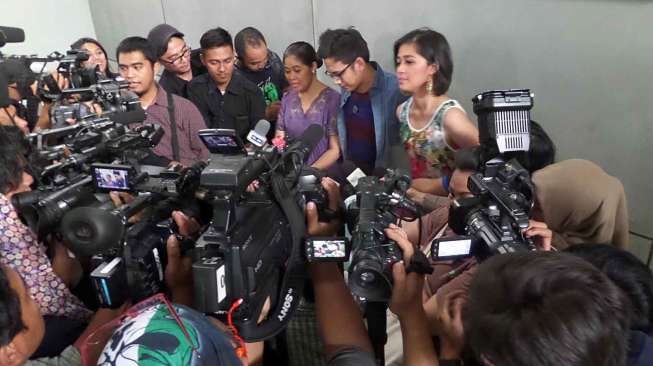 David 'NOAH' dan Gracia Indri berbicara di depan media, usai menjadi bintang tamu di kawasan T.B. Simatupang, Jakarta Selatan, Senin (29/9). [suara.com/Ismail]