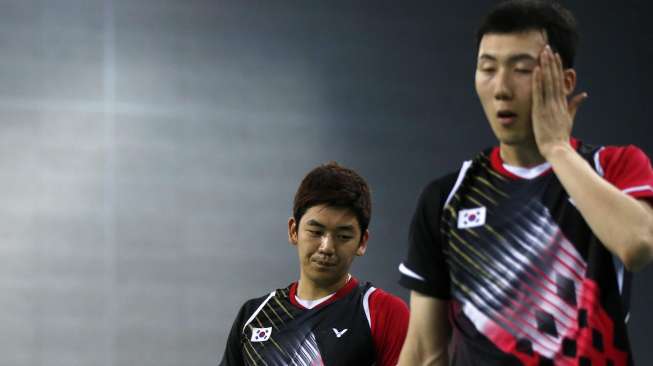 Begini reaksi pasangan Korea Selatan Lee Yongdae (kiri) dan Yoo Yeonseong setelah kalah dari ganda putra Indonesia Mohammad Ahsan dan Hendra Setiawan.  (REUTERS/Olivia Harris)